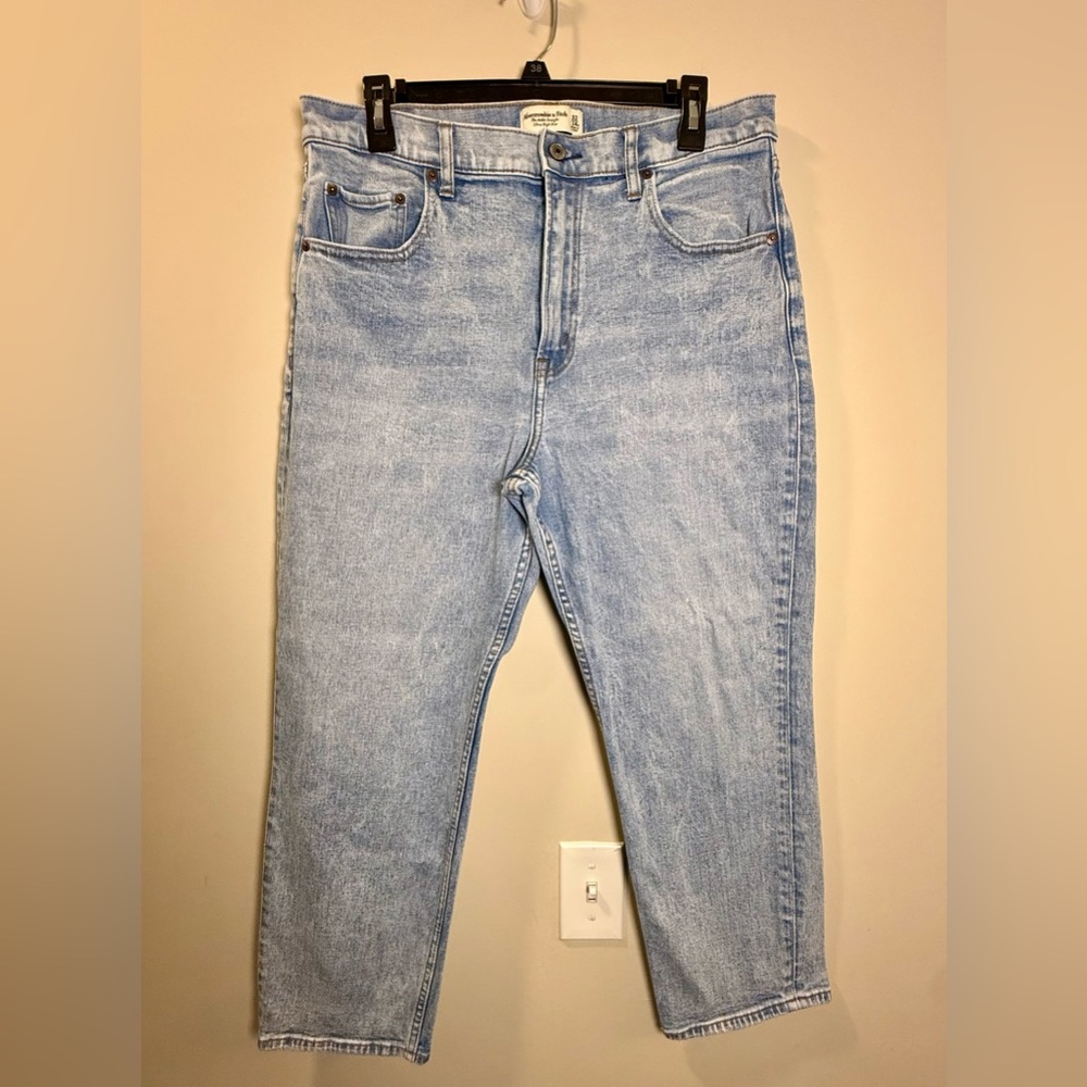 LIKE NEW Abercrombie & Fitch High Rise Mom Jeans - Size 31 Short